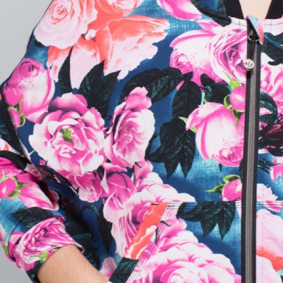 Lululemon Lululemon Hold Your Om Hoodie
Secret Garden / Black size 6 floral top - Picture 16 of 16